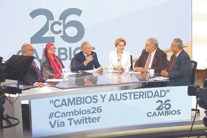 La activista (segunda de izq. a der.) participó en la mesa del programa "Cambios 26", la noche de ayer.