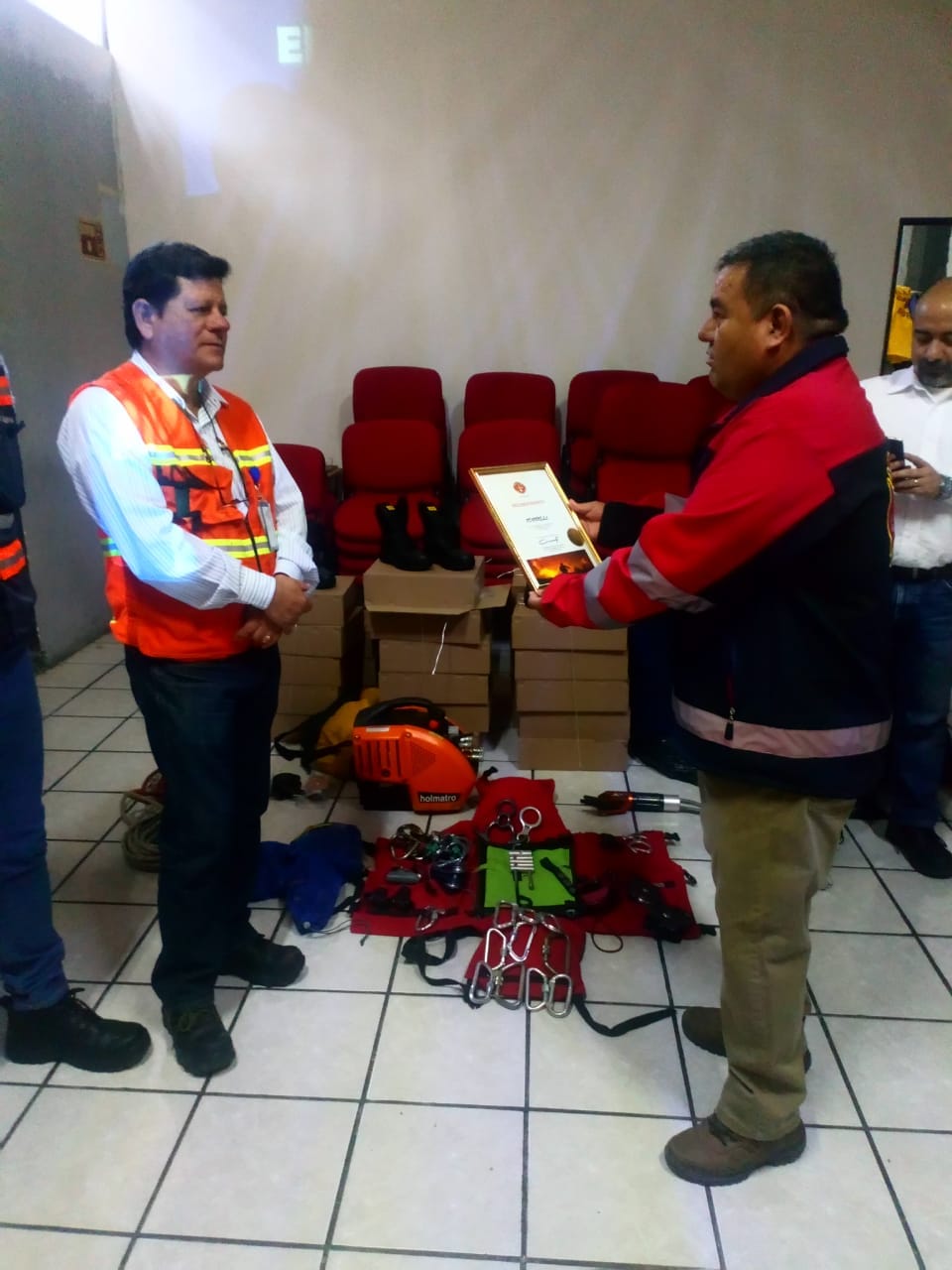 Bomberos recibieron equipo de parte de la iniciativa privada. (Cortesía)