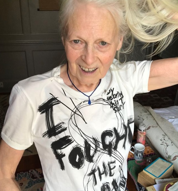 Vivienne Westwood hizo la playera en honor a Julian Assange. (Instagram @viviennewestwood)