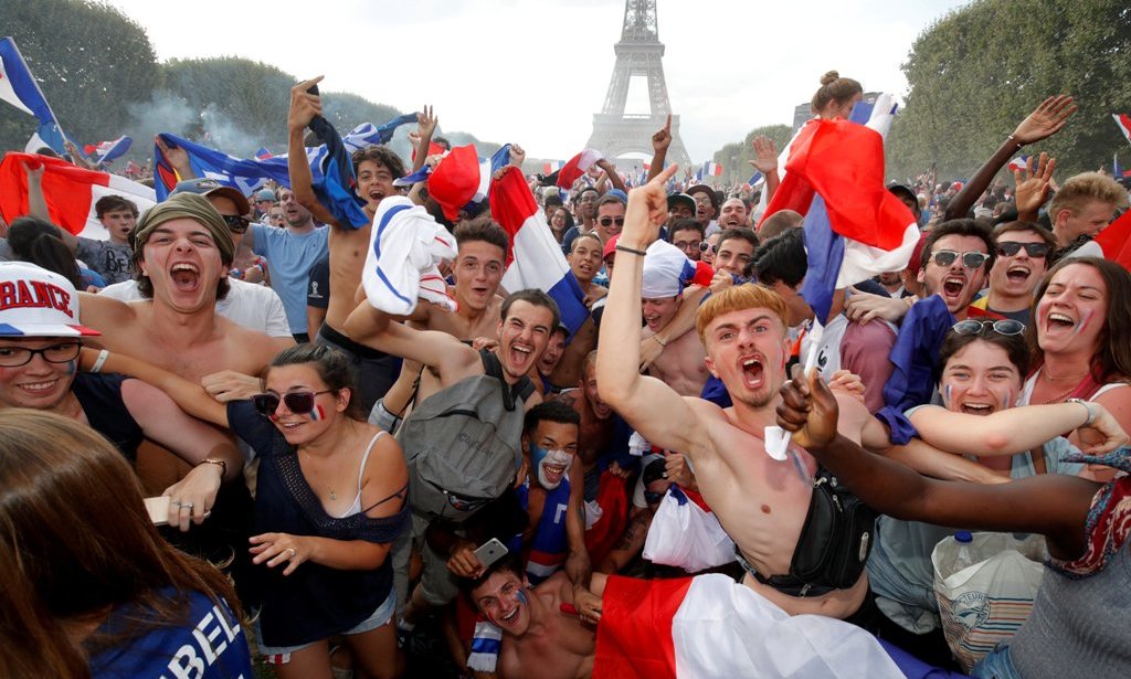 Aficionados franceses en festejos tras campeonato del mundo de la selección (Reuters)