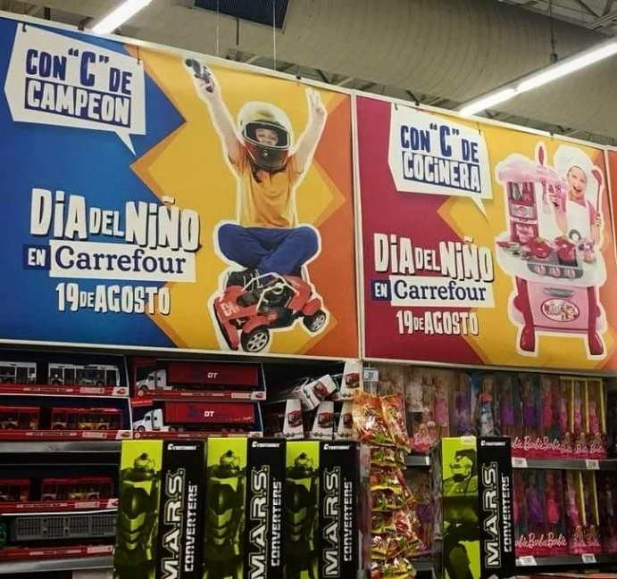 El anuncio en Carrefour indicaba que los niños pueden ser "campeones", mientras que las niñas, "cocineras" (Especial).