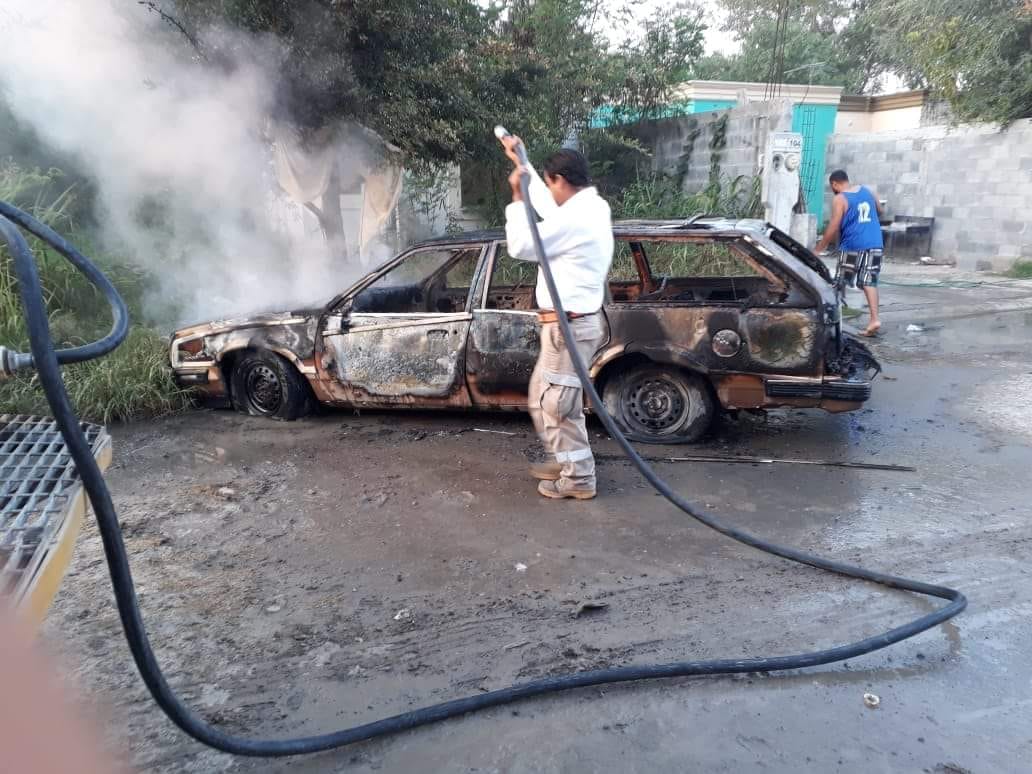 El auto en llamas fue dejado en la orilla de la colonia Los Nogales.