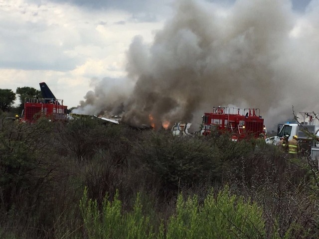 Bomberos buscan heridos del accidente de avión ocurrido en Durango/Cuartoscuro.
