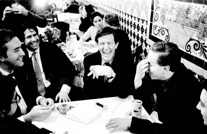 El compositor (al centro) en animada tertulia con Eduardo Mata (a la derecha) y otros en el Café de Tacuba.