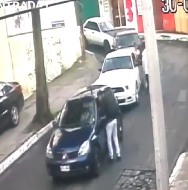 El asalto quedó registrado en un video.