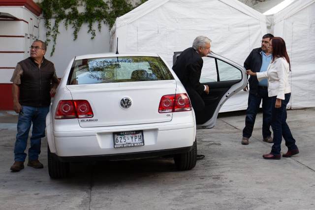 López Obrador recibe a simpatizantes en la casa de transición/Omar Franco.
