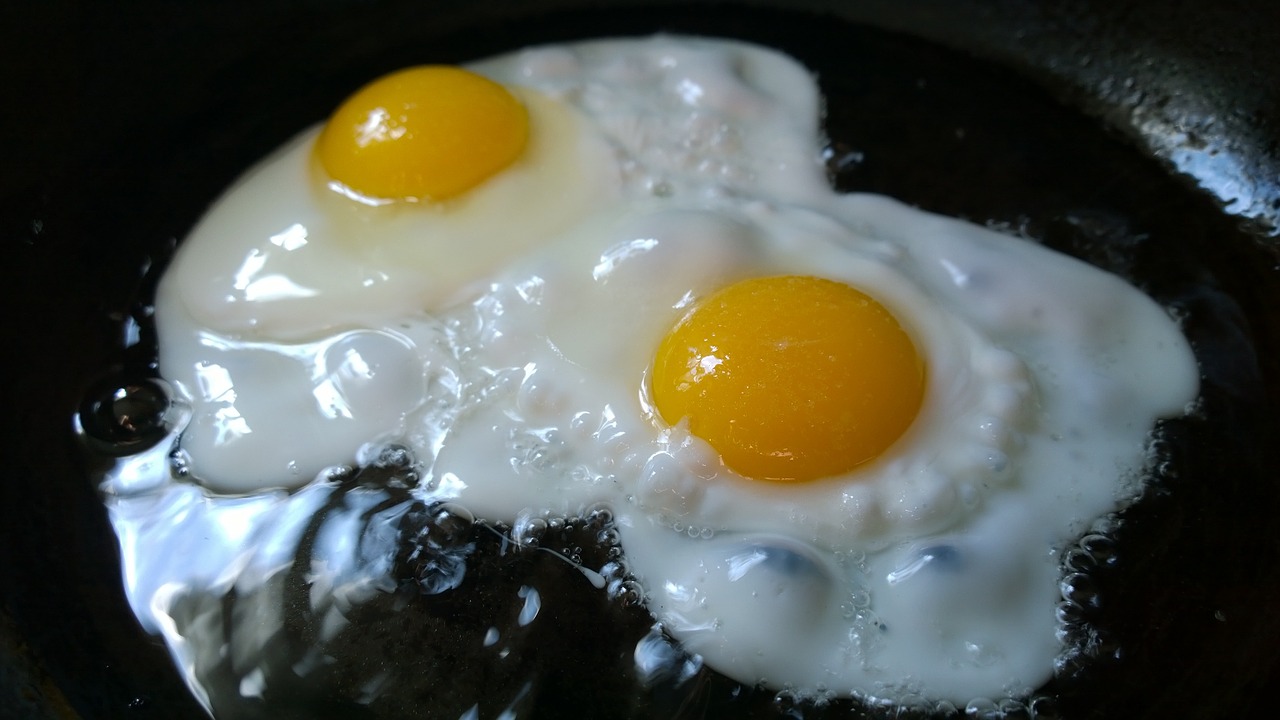 Con esta noticia, podrás disfrutar de tus huevos fritos sin culpas. (Especial)