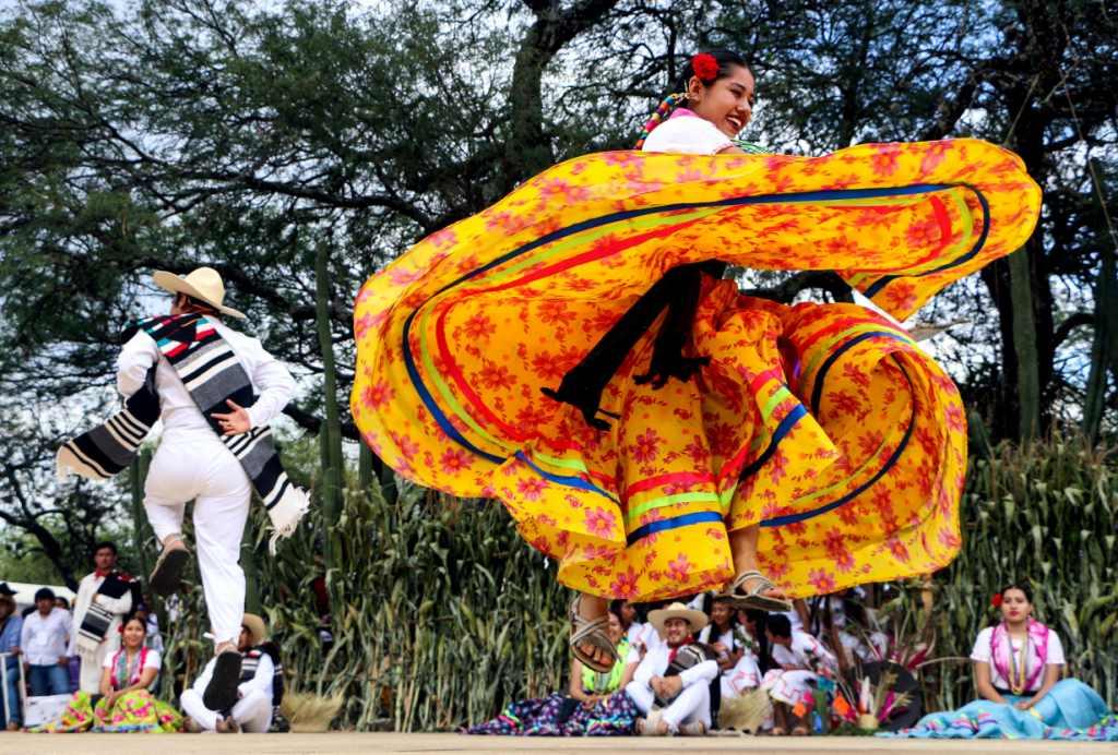 Oaxaca- Los bailarines regionales se presentan en el festival de Guelaguetza. AFP / PATRICIA CASTELLANOS