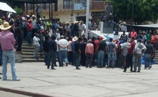Los pobladores amarraron al colombiano al asta bandera del zócalo municipal. (Especial)