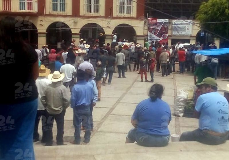 Los pobladores amarraron al colombiano al asta bandera del zócalo municipal. (Especial)