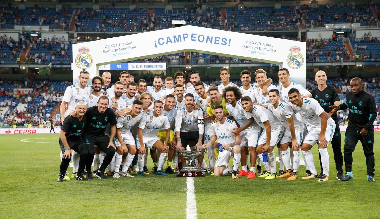 Real Madrid festejando, después de ganar el Trofeo Santiago Bernabéu 2017.