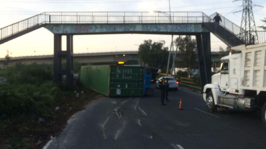 El tráiler se volcó sobre Periférico, a la altura de Miguel Bernard. (César Velázquez)
