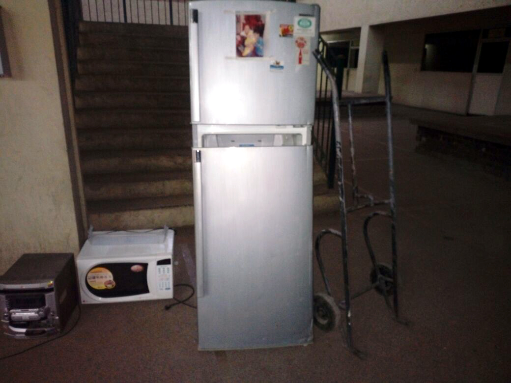 Uno de los ladrones llevaba el refrigerados en un diablito. (Especial)