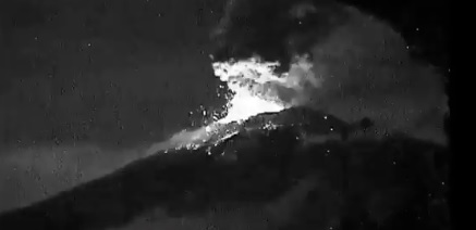 El volcán tuvo actividad explosiva durante la madrugada. (Milenio Digital)