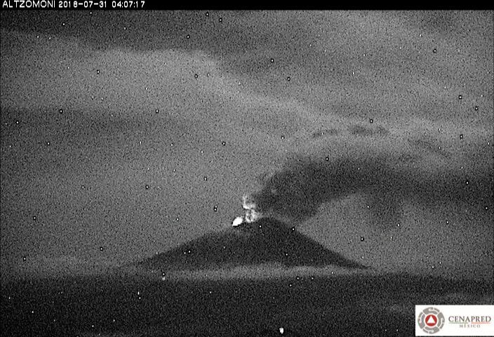 El volcán Popocatépetl lanzó fragmentos incandescentes. (Tomada de @CarlosMValdes1)