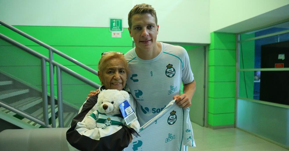 Doña Conchita fue recibida por su ídolo “El Emperador”. (Cortesía Santos)