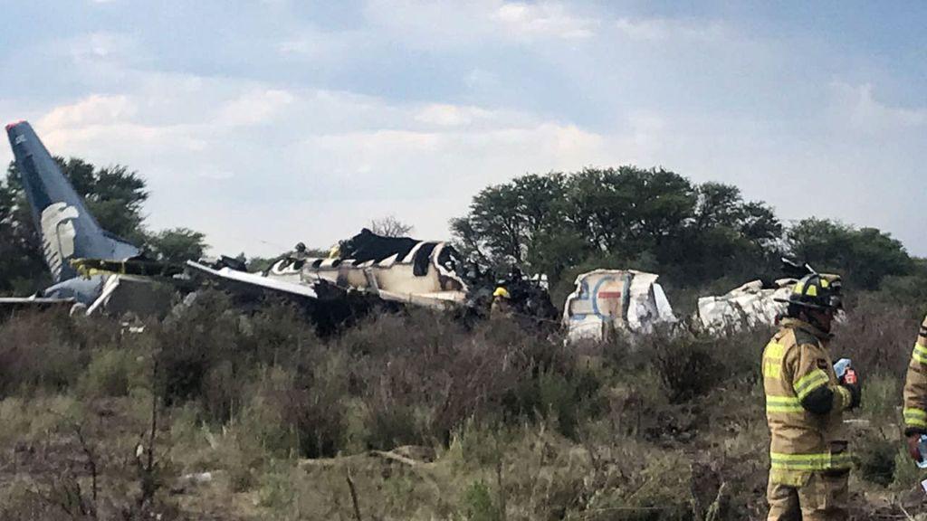El avión se desplomó cuando despegaba. (AFP)