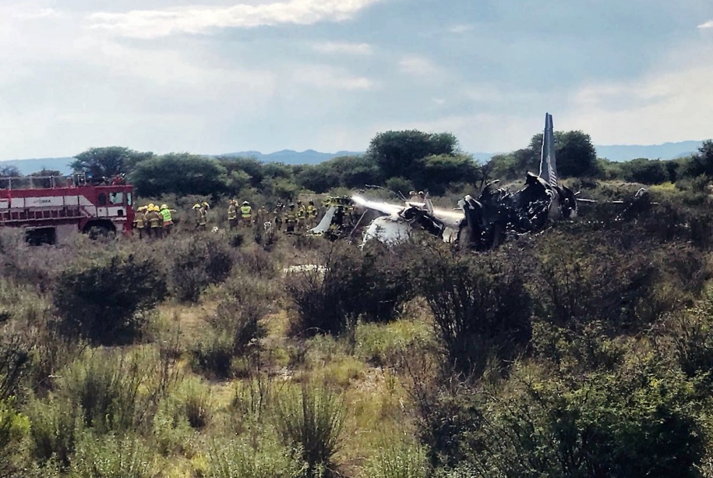 El avión se incendio tras accidentarse. (AFP)