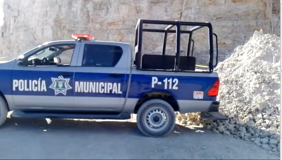 Elementos de la Policía Municipal fueron quienes acordonaron la zona donde se presentó este derrumbe. (Apolonia Amayo)
