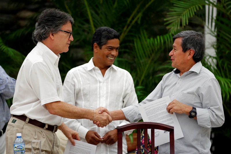 Gustavo Bell, jefe negociador del gobierno de Colombia; el mediador cubano Iván Mora y el representante del ELN, Pablo Beltrán, tras una ronda de nego