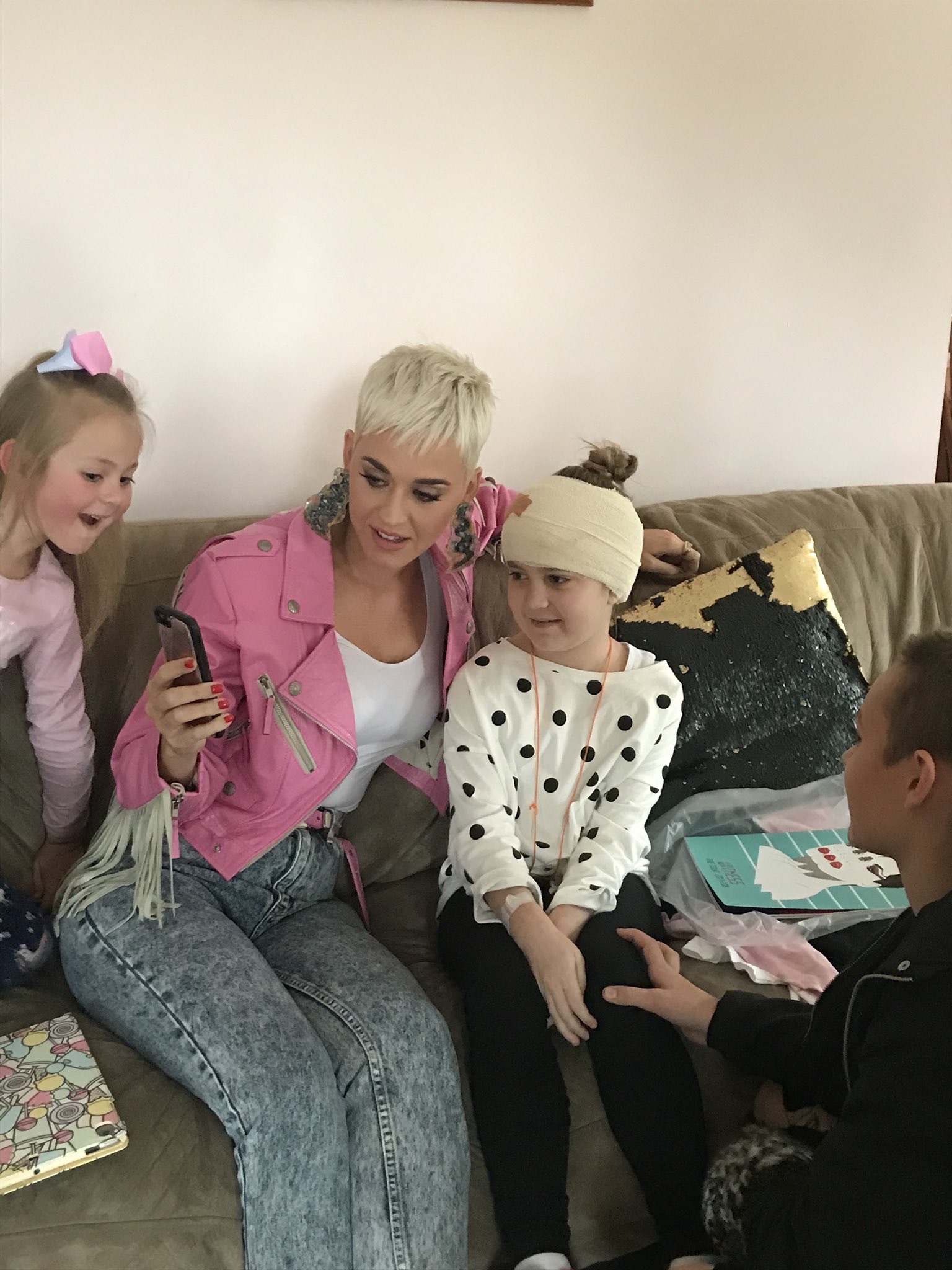 Katy Perry sorprendió a una fan quien fue sometida a una cirugía cerebral (Twitter Tiana is trash).