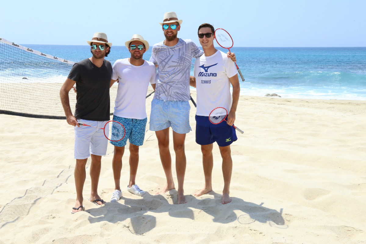 Los mexicanos Manuel Sánchez y Hans Hach, el británico Joe Salisbury y el sueco Andreas Siljestrom protagonizaron un partido de bádminton en la playa 