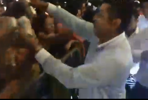 Wilbert Luis entregó cervezas durante un concierto. (Especial)