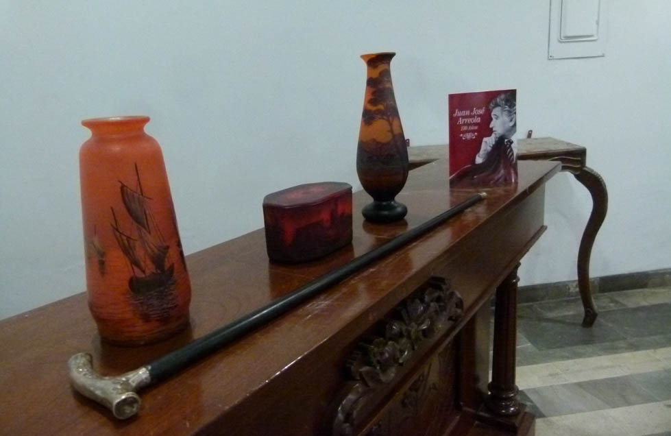 Un bastón con empuñadura de plata y jarrones Art Decó pertenecientes a Juan José Arreola (Enrique Vázquez)