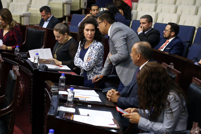 Los diputados abandonaron el recinto legislativo en un camión antimotines. (Jorge Sánchez)