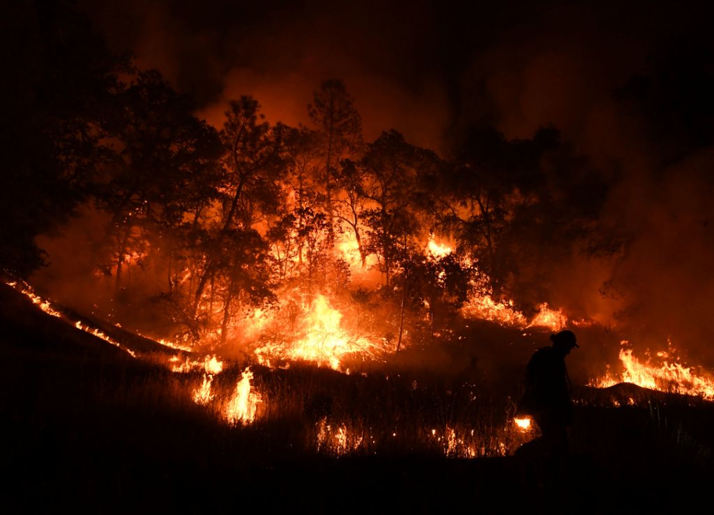 Más de 4 mil 200 bomberos han sido movilizados para combatir el fuego.