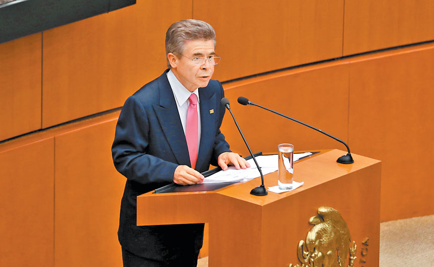 El presidente de la Comisión de Puntos Constitucionales, el priista Enrique Burgos. (Octavio Hoyos)