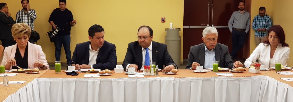 Reunión empresarios con Diego Sinhue. (Foto cortesía)