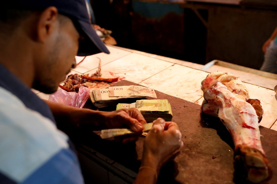 Venezuela puso fin a su férreo control sobre el dólar con el fin de combatir la inflación. (Reuters)