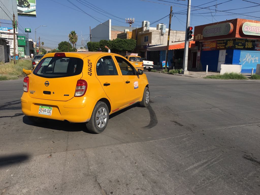 Choque en Avenida Hidalgo y calle Madero en Torreón. (Especial)