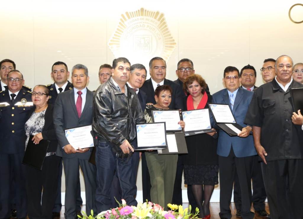 Collins reconoció los años de trabajo de los 311 policías que se jubilan este año. (Jorge Becerril)