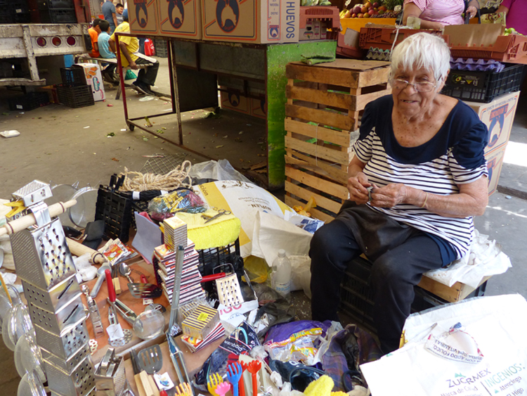 Doña Catalina vende esas cosas que a las familias se les olvidan cuando van de compras al mercado Alianza, ralladores, cerillos, entre otras cosas. (L