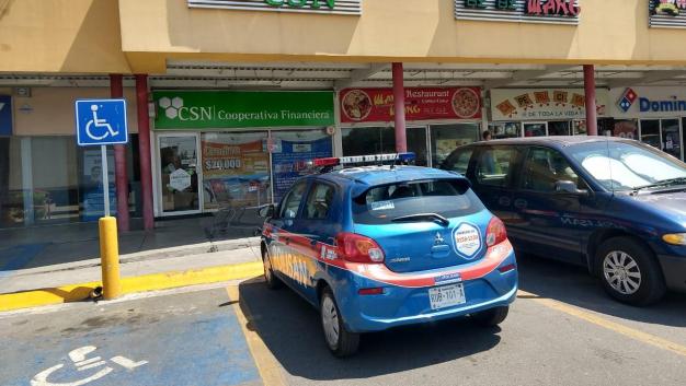 De acuerdo a testigos, los ladrones abordaron un taxi que estaba estacionado cerca del negocio. (Francisco Zúñiga).