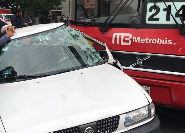 El accidente ocurrió en el cruce de la avenida Xola y la calle Pitágoras. (Jorge Becerril)