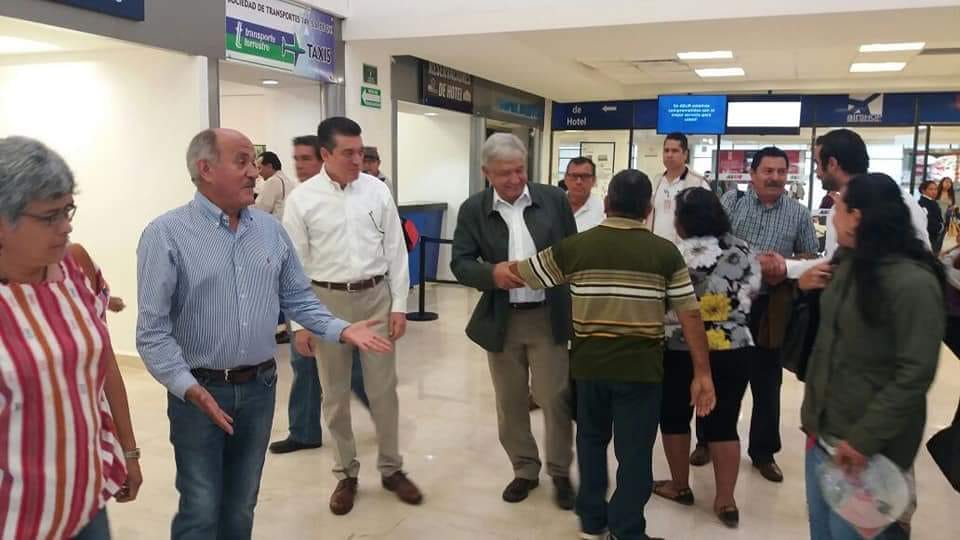 Andrés Manuel López Obrador a su llegada al aeropuerto de Tapachula (Especial)