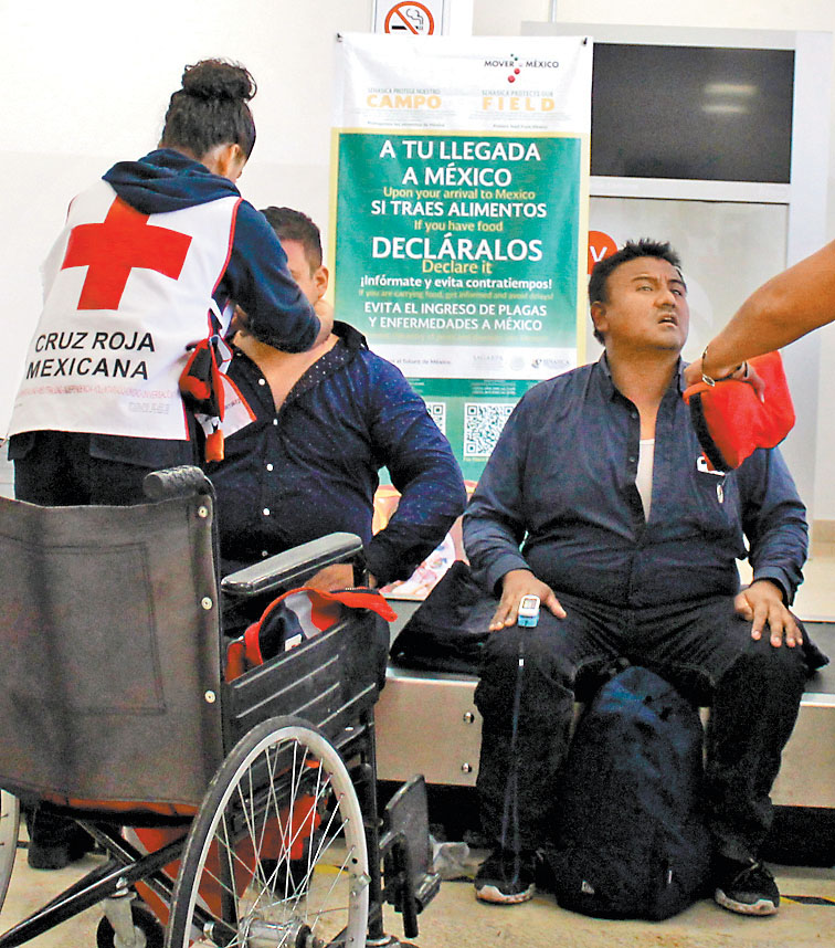Atención a heridos en hospital público.  (AP)