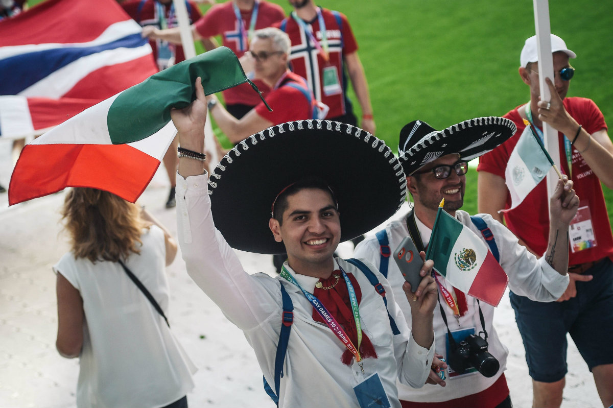 Atletas mexicanos marchan en el arranque de los Gay Games en París (AFP)