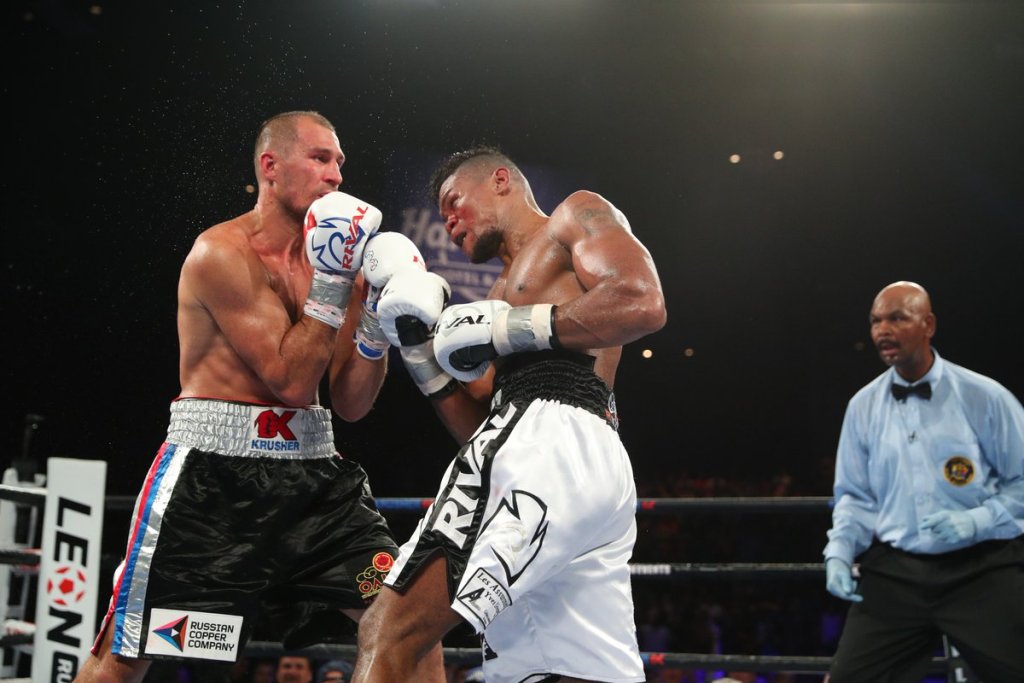 Eleider Álvarez  noquea a Sergey  Kovalev  (@HBO)