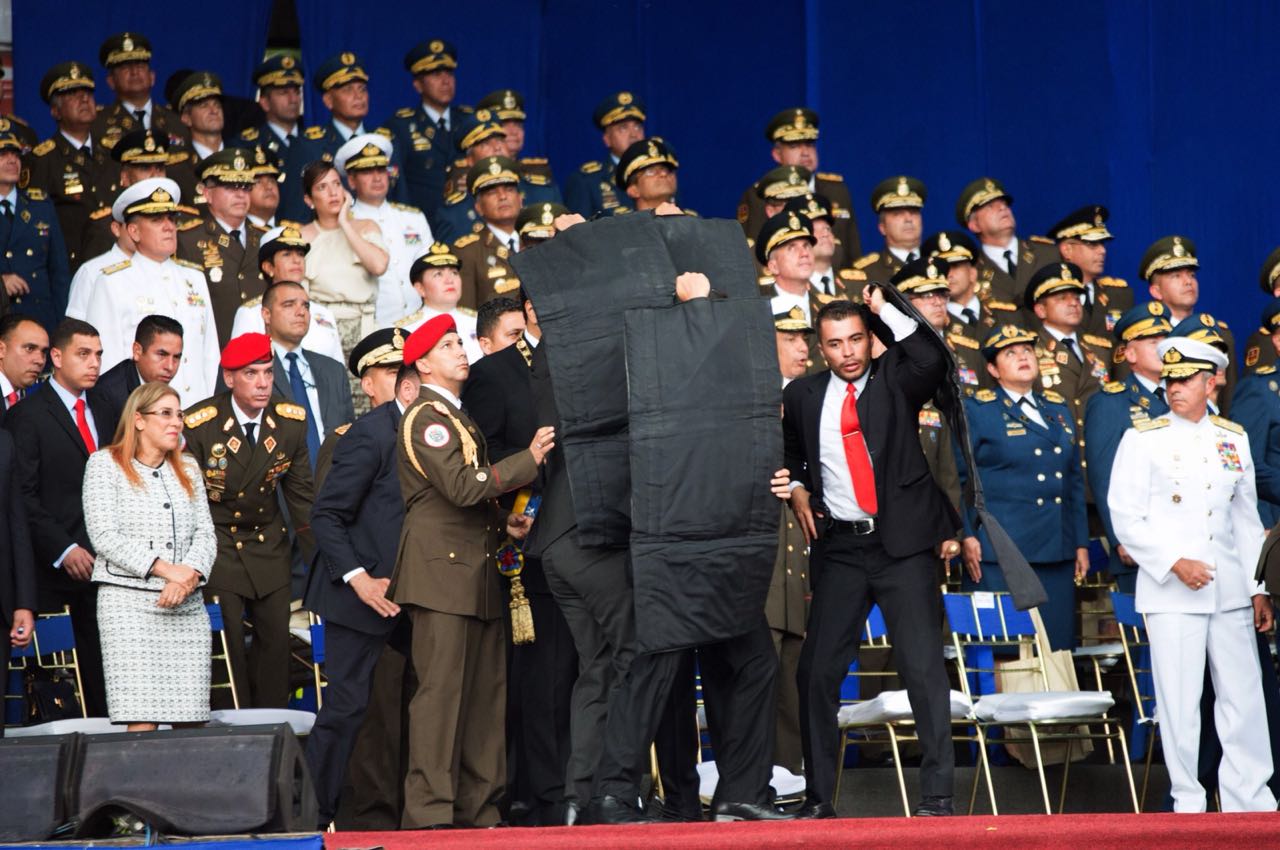 El equipo de seguridad resguarda a Nicolás Maduro luego de un supuesto atentado en Caracas. (Agencias)