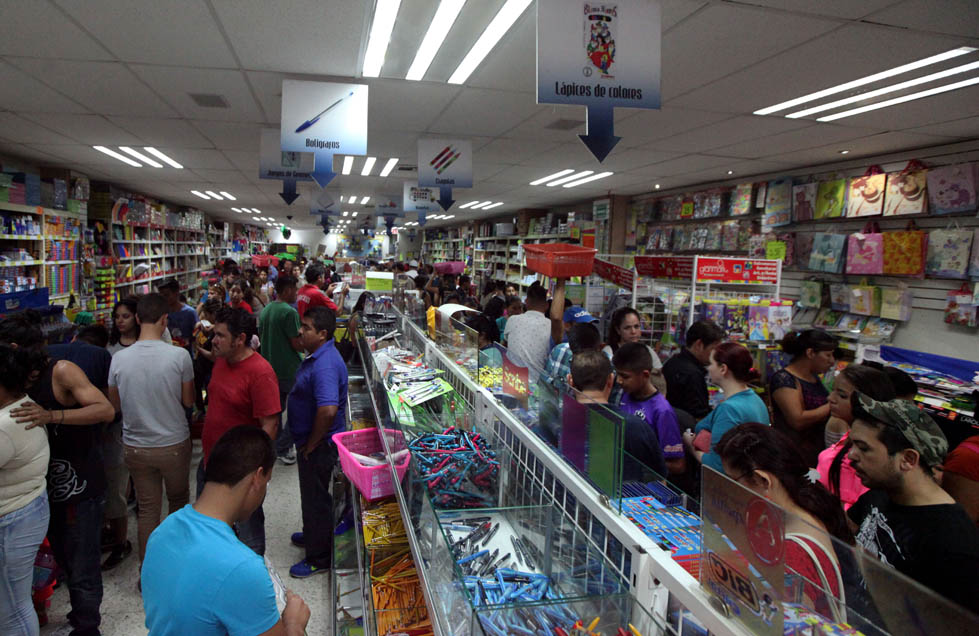 Los establecimientos del Centro de Guadalajara ofrecen descuentos para este regreso a clases (Nacho Reyes)