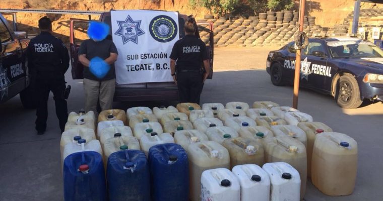 El implicado transportaba mil 800 litros de huachicol en una camioneta. (Especial)