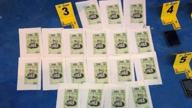 La denominación de los billetes falsos era de 100 y 200 pesos.