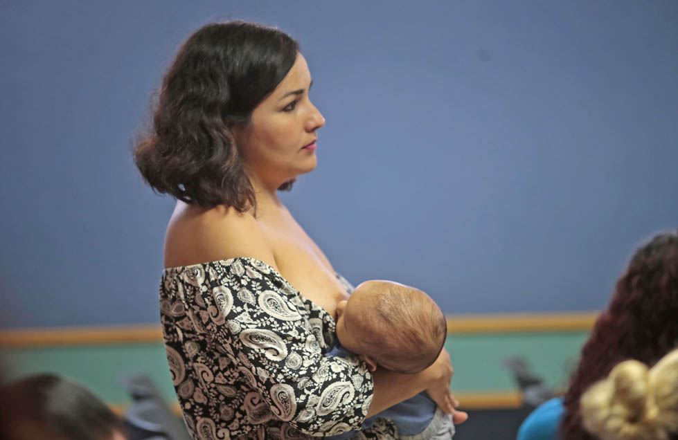 La lactancia materna contribuye al desarrollo psicomotriz, neuronal y emocional  (Fernando Carranza)