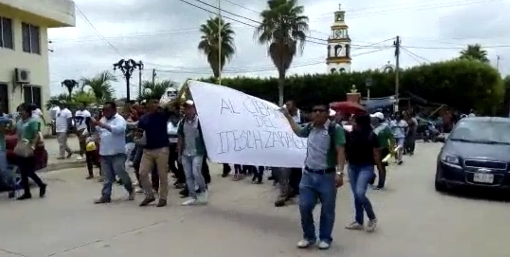Los manifestantes marchan cerca de la carretera Acayucan-Cosoleacaque. (Isabel Zamudio)