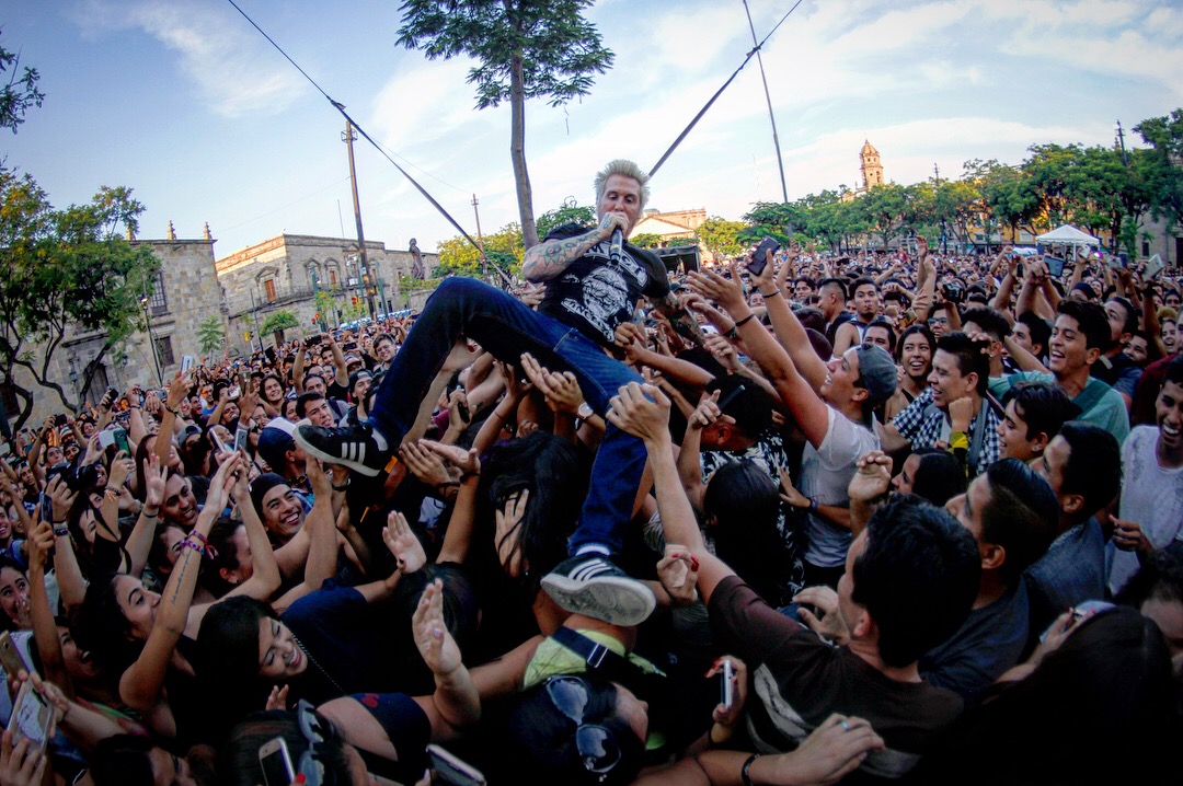 Matt Lovato  líder y vocalista de Mest bajó del escenario para aventarse entre el público. (Francisco Martínez)