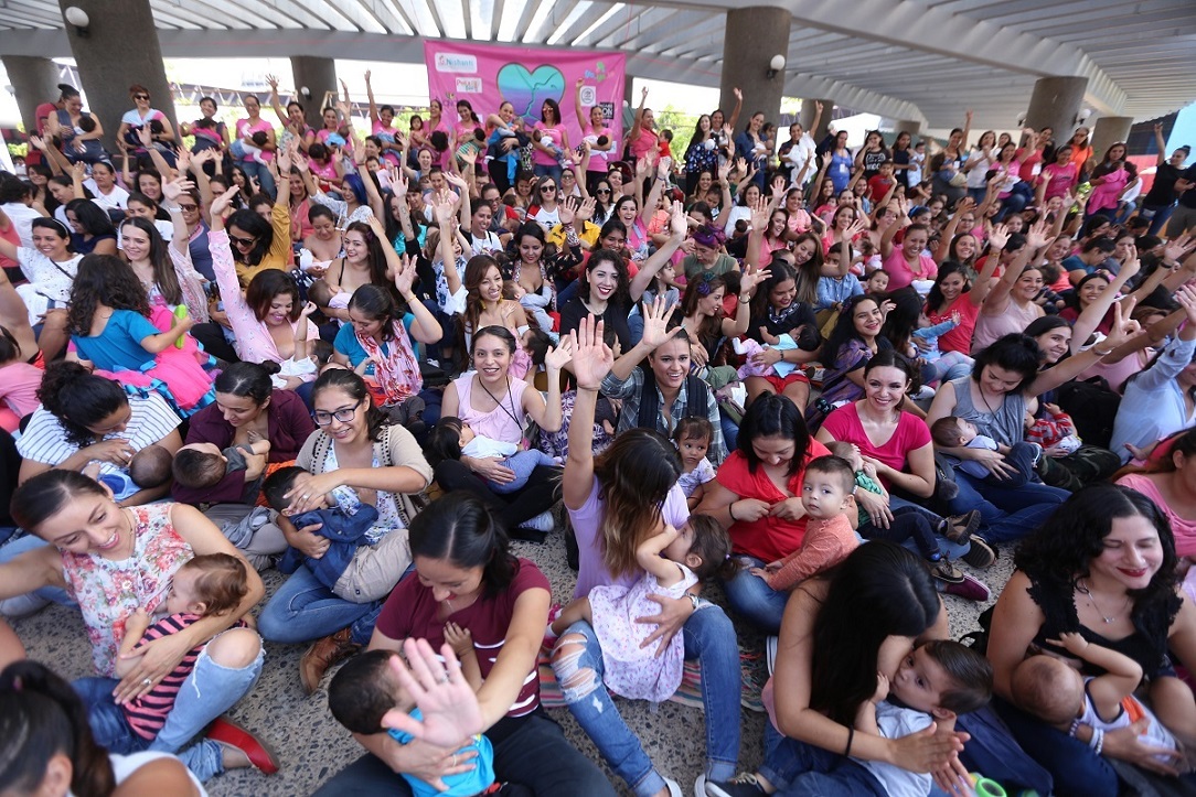 200 mujeres amamantan en el Trompo Mágico. (Nacho Reyes)